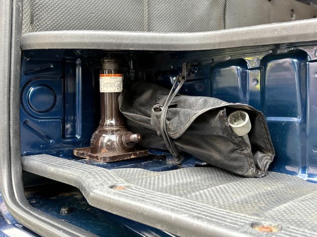 ハイエースバン ロングDX マニュアル/リアヒーター/純正フロアマット/プライバシーガラス/ラジオ/純正ドアバイザー/キーレス/スペアキー付属(21枚目)