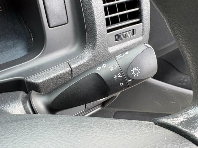 ハイエースバン ロングDX マニュアル/リアヒーター/純正フロアマット/プライバシーガラス/ラジオ/純正ドアバイザー/キーレス/スペアキー付属(26枚目)