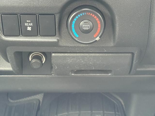 ハイエースバン ロングDX マニュアル/リアヒーター/純正フロアマット/プライバシーガラス/ラジオ/純正ドアバイザー/キーレス/スペアキー付属(29枚目)