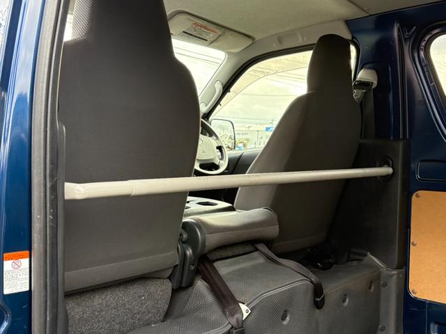 ハイエースバン ロングDX マニュアル/リアヒーター/純正フロアマット/プライバシーガラス/ラジオ/純正ドアバイザー/キーレス/スペアキー付属(35枚目)