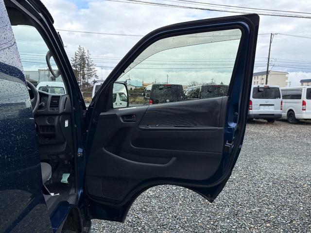 ハイエースバン ロングDX マニュアル/リアヒーター/純正フロアマット/プライバシーガラス/ラジオ/純正ドアバイザー/キーレス/スペアキー付属(44枚目)