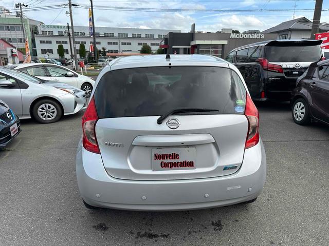 ノート Ｘ　ＤＩＧ－Ｓ　エマージェンシーブレーキパッケージ　ＥＴＣ　全周囲カメラ　ナビ　ＴＶ　クリアランスソナー　レーンアシスト　衝突被害軽減システム　スマートキー　アイドリングストップ　電動格納ミラー　ＣＶＴ　盗難防止システム　衝突安全ボディ　ＡＢＳ　ＥＳＣ（16枚目）