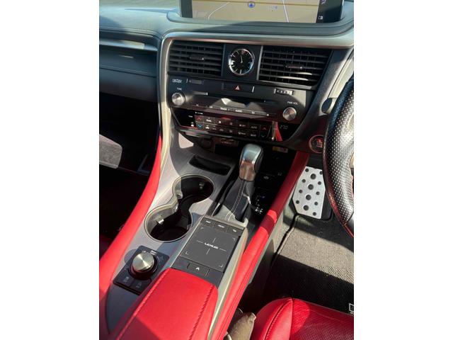 ＲＸ ＲＸ３００　Ｆスポーツ　４ＷＤ　全周囲カメラ　クリアランスソナー　オートクルーズコントロール　レーンアシスト　パワーシート　衝突被害軽減システム　サンルーフ　ナビ　オートマチックハイビーム　ＬＥＤヘッドランプ　電動リアゲート（7枚目）