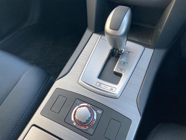 2.5i Lパッケージ 4WD ETC ナビ アルミホイール オートライト HID パワーシート スマートキー 電動格納ミラー CVT 盗難防止システム 衝突安全ボディ 記録簿 電動リアゲート ABS ESC CD エアコン(6枚目)