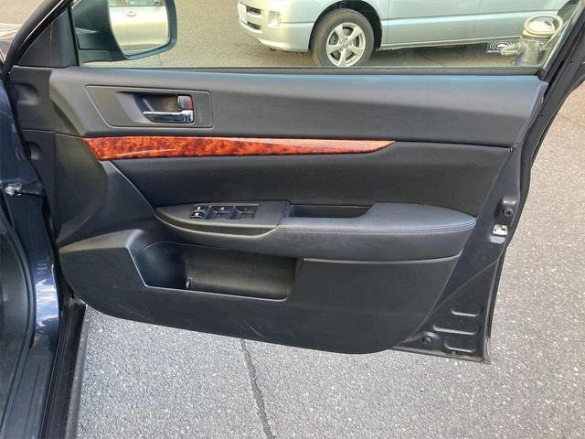 2.5i Lパッケージ 4WD ETC ナビ アルミホイール オートライト HID パワーシート スマートキー 電動格納ミラー CVT 盗難防止システム 衝突安全ボディ 記録簿 電動リアゲート ABS ESC CD エアコン(40枚目)