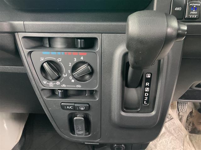 必ず使用するシフトレバー。確りと確認したいですね。