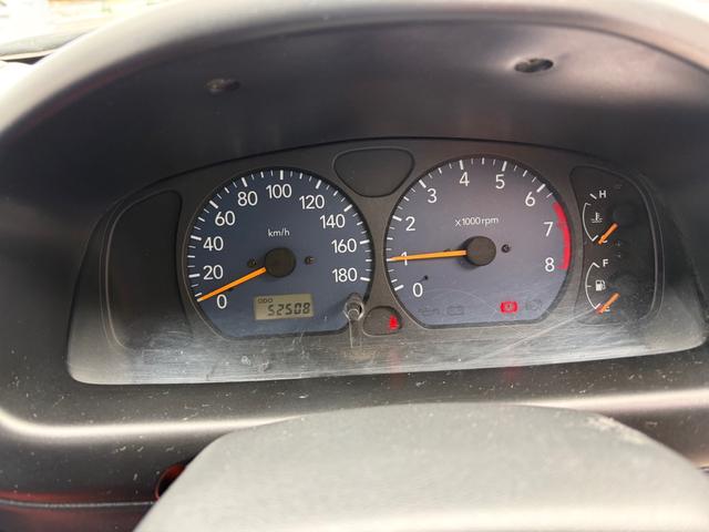 スイフト ＳＥ－Ｚ　５ＭＴ車　キーレス　パワーウインドウ　Ｗエアバック装備　ラジオＦＭ／ＡＭ　カセットテープ（4枚目）