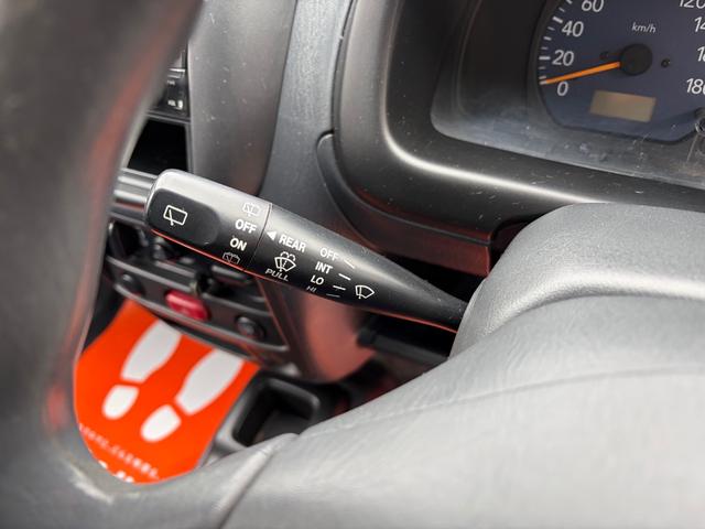 スイフト ＳＥ－Ｚ　５ＭＴ車　キーレス　パワーウインドウ　Ｗエアバック装備　ラジオＦＭ／ＡＭ　カセットテープ（5枚目）