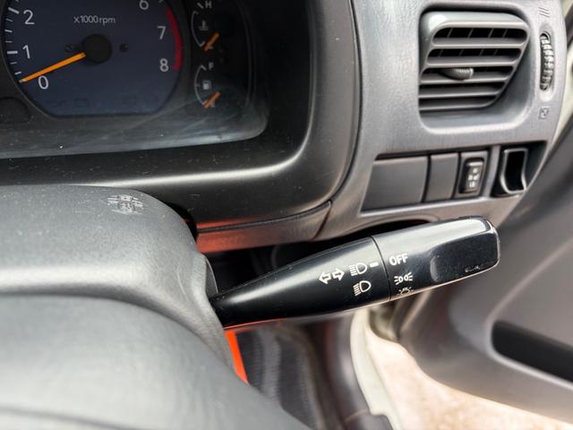 スイフト ＳＥ－Ｚ　５ＭＴ車　キーレス　パワーウインドウ　Ｗエアバック装備　ラジオＦＭ／ＡＭ　カセットテープ（6枚目）