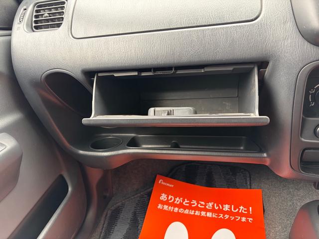 スイフト ＳＥ－Ｚ　５ＭＴ車　キーレス　パワーウインドウ　Ｗエアバック装備　ラジオＦＭ／ＡＭ　カセットテープ（11枚目）