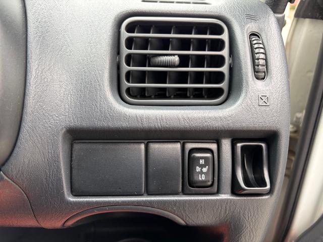 スイフト ＳＥ－Ｚ　５ＭＴ車　キーレス　パワーウインドウ　Ｗエアバック装備　ラジオＦＭ／ＡＭ　カセットテープ（13枚目）