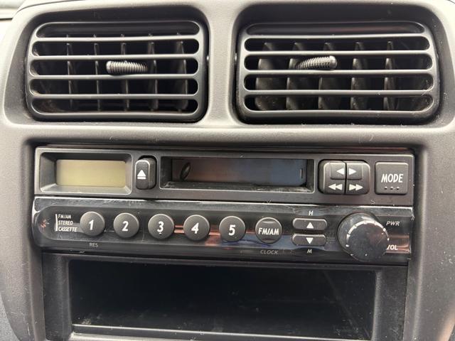 スイフト ＳＥ－Ｚ　５ＭＴ車　キーレス　パワーウインドウ　Ｗエアバック装備　ラジオＦＭ／ＡＭ　カセットテープ（15枚目）