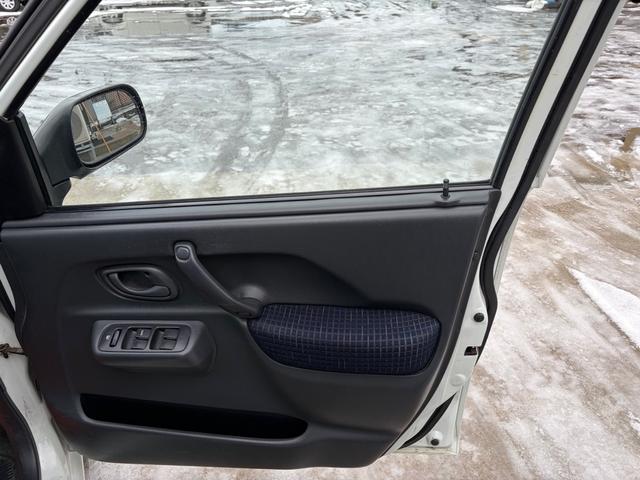 スイフト ＳＥ－Ｚ　５ＭＴ車　キーレス　パワーウインドウ　Ｗエアバック装備　ラジオＦＭ／ＡＭ　カセットテープ（16枚目）