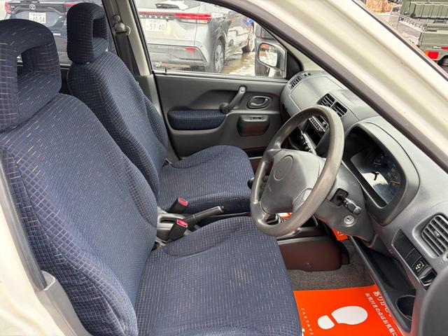 スイフト ＳＥ－Ｚ　５ＭＴ車　キーレス　パワーウインドウ　Ｗエアバック装備　ラジオＦＭ／ＡＭ　カセットテープ（18枚目）