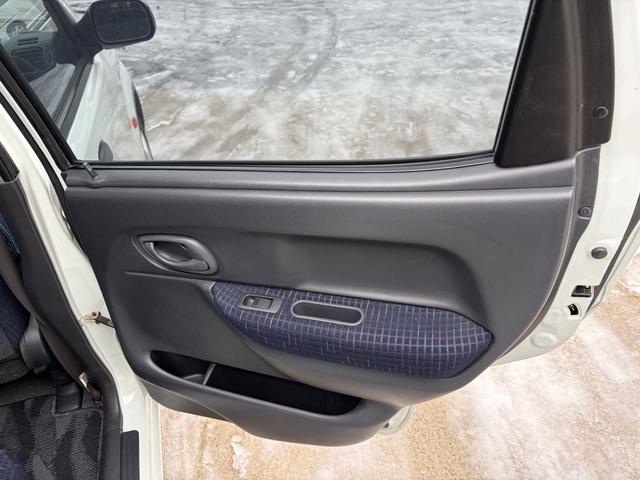 スイフト ＳＥ－Ｚ　５ＭＴ車　キーレス　パワーウインドウ　Ｗエアバック装備　ラジオＦＭ／ＡＭ　カセットテープ（22枚目）