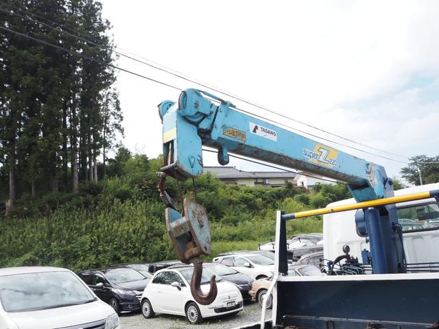 　車検令和７年３月　積載車　クレーン　積載量３０５０ｋｇ　５速ＭＴ　エアコン　ナビ　ＨＤＤ音楽　車検証寸法長さ６７４ｃｍ　幅２１７ｃｍ　高さ２４６ｃｍ　荷台内寸　長さ４００ｃｍ　幅２１０ｃｍ(27枚目)