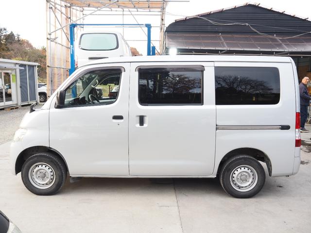 タウンエースバン ＧＬ　車検整備付き　１年保証　４ＷＤ　２人乗り　電動格納ミラー　レベラーザー（4枚目）
