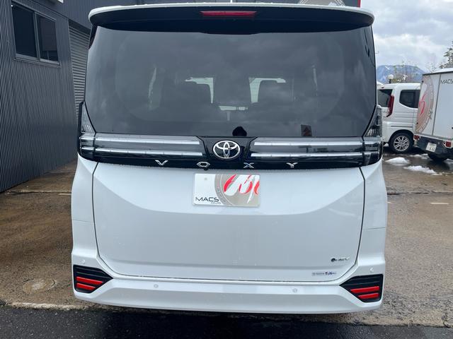 ヴォクシー ハイブリッドＳ－Ｚ　４ＷＤ　快適利便パッケージ　トヨタセィフティセンス　トヨタチームメイトアドバンスパーク＋ＰＶＭ＋ＰＫＳＢ　ＥＴＣ２．０　寒冷地仕様　両側電動スライドドア　登録済み未使用車（3枚目）