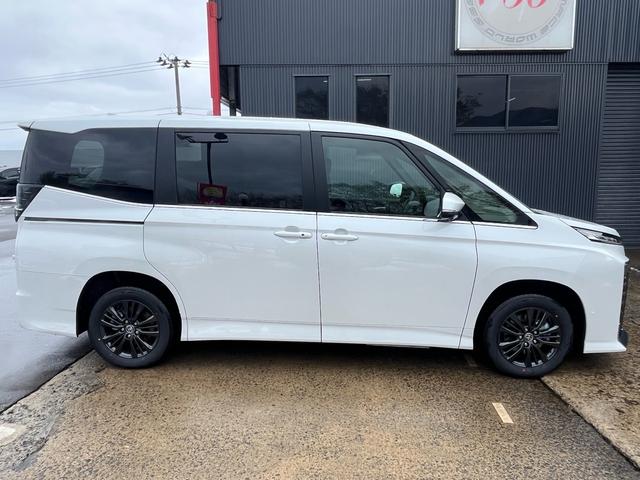 ヴォクシー ハイブリッドＳ－Ｚ　４ＷＤ　快適利便パッケージ　トヨタセィフティセンス　トヨタチームメイトアドバンスパーク＋ＰＶＭ＋ＰＫＳＢ　ＥＴＣ２．０　寒冷地仕様　両側電動スライドドア　登録済み未使用車（4枚目）