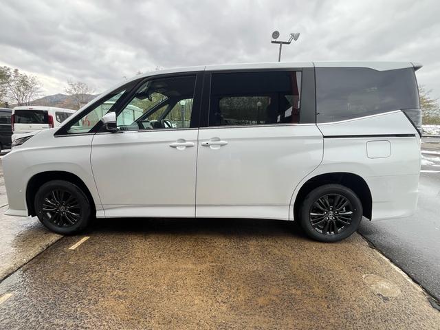 ヴォクシー ハイブリッドＳ－Ｚ　４ＷＤ　快適利便パッケージ　トヨタセィフティセンス　トヨタチームメイトアドバンスパーク＋ＰＶＭ＋ＰＫＳＢ　ＥＴＣ２．０　寒冷地仕様　両側電動スライドドア　登録済み未使用車（5枚目）