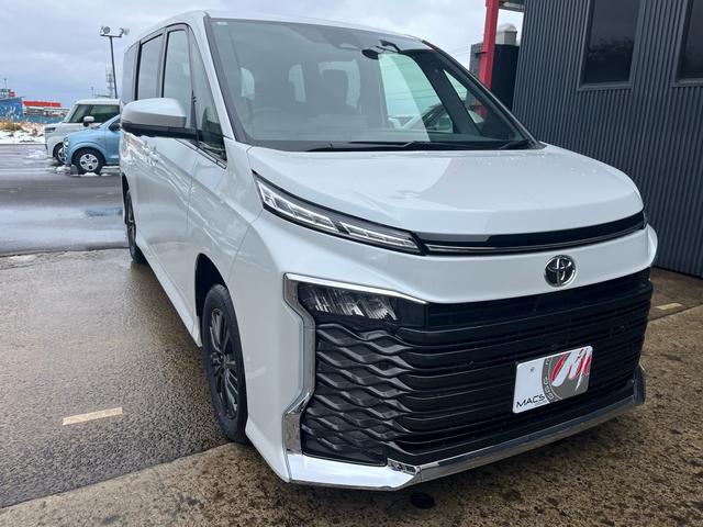 ヴォクシー ハイブリッドＳ－Ｚ　４ＷＤ　快適利便パッケージ　トヨタセィフティセンス　トヨタチームメイトアドバンスパーク＋ＰＶＭ＋ＰＫＳＢ　ＥＴＣ２．０　寒冷地仕様　両側電動スライドドア　登録済み未使用車（6枚目）