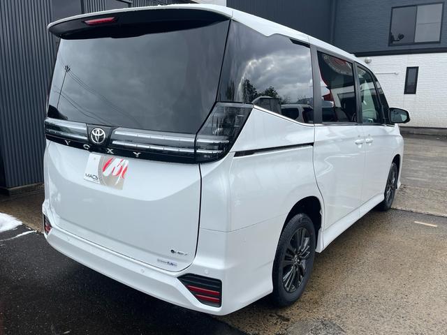 ヴォクシー ハイブリッドＳ－Ｚ　４ＷＤ　快適利便パッケージ　トヨタセィフティセンス　トヨタチームメイトアドバンスパーク＋ＰＶＭ＋ＰＫＳＢ　ＥＴＣ２．０　寒冷地仕様　両側電動スライドドア　登録済み未使用車（8枚目）