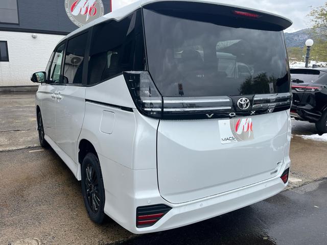 ヴォクシー ハイブリッドＳ－Ｚ　４ＷＤ　快適利便パッケージ　トヨタセィフティセンス　トヨタチームメイトアドバンスパーク＋ＰＶＭ＋ＰＫＳＢ　ＥＴＣ２．０　寒冷地仕様　両側電動スライドドア　登録済み未使用車（9枚目）