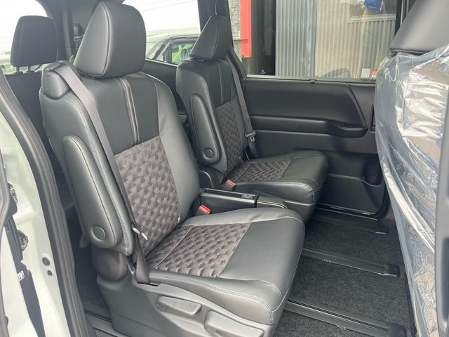 ヴォクシー ハイブリッドＳ－Ｚ　４ＷＤ　快適利便パッケージ　トヨタセィフティセンス　トヨタチームメイトアドバンスパーク＋ＰＶＭ＋ＰＫＳＢ　ＥＴＣ２．０　寒冷地仕様　両側電動スライドドア　登録済み未使用車（14枚目）