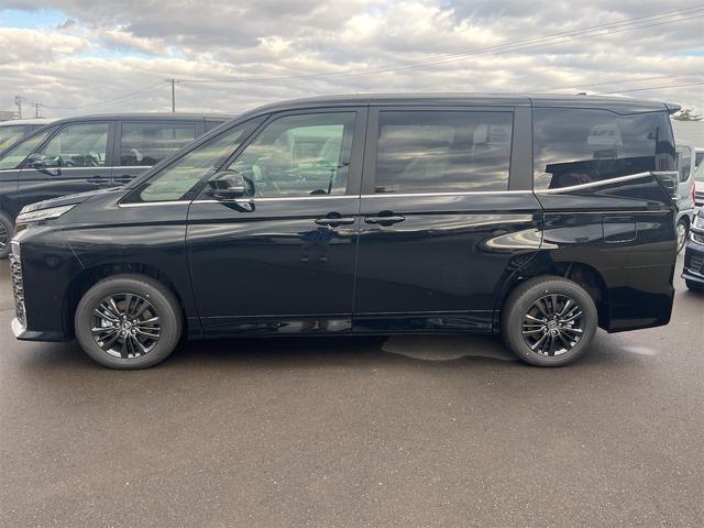 ヴォクシー ハイブリッドＳ－Ｚ　４ＷＤ　快適利便パッケージ　トヨタセィフティセンス　トヨタチームメイトアドバンスパーク＋ＰＶＭ＋ＰＫＳＢ　ＥＴＣ２．０　寒冷地仕様　両側電動スライドドア　登録済み未使用車（5枚目）