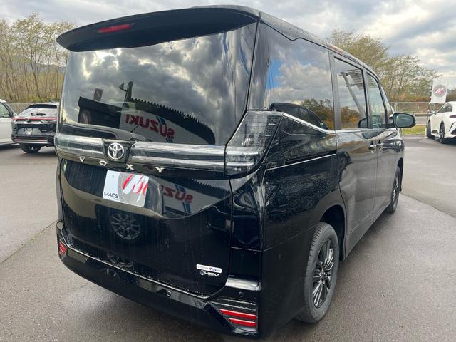 ヴォクシー ハイブリッドＳ－Ｚ　４ＷＤ　快適利便パッケージ　トヨタセィフティセンス　トヨタチームメイトアドバンスパーク＋ＰＶＭ＋ＰＫＳＢ　ＥＴＣ２．０　寒冷地仕様　両側電動スライドドア　登録済み未使用車（8枚目）