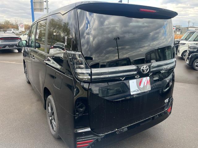 ヴォクシー ハイブリッドＳ－Ｚ　４ＷＤ　快適利便パッケージ　トヨタセィフティセンス　トヨタチームメイトアドバンスパーク＋ＰＶＭ＋ＰＫＳＢ　ＥＴＣ２．０　寒冷地仕様　両側電動スライドドア　登録済み未使用車（9枚目）