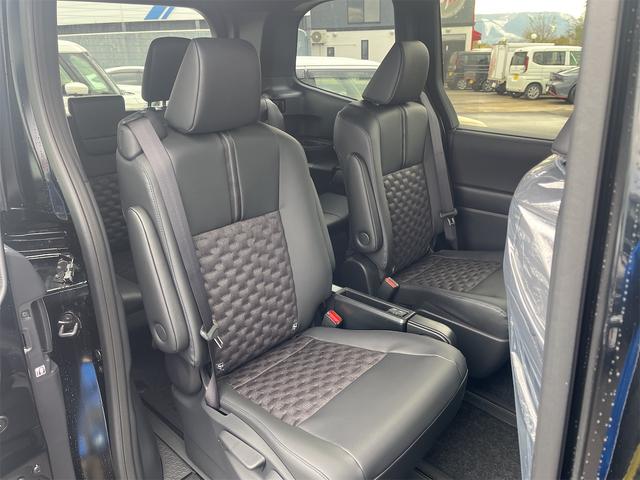 ヴォクシー ハイブリッドＳ－Ｚ　４ＷＤ　快適利便パッケージ　トヨタセィフティセンス　トヨタチームメイトアドバンスパーク＋ＰＶＭ＋ＰＫＳＢ　ＥＴＣ２．０　寒冷地仕様　両側電動スライドドア　登録済み未使用車（14枚目）