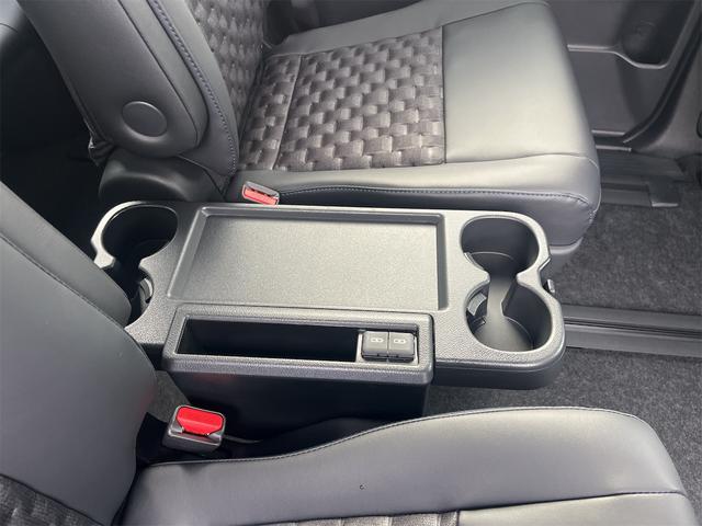 ヴォクシー ハイブリッドＳ－Ｚ　４ＷＤ　快適利便パッケージ　トヨタセィフティセンス　トヨタチームメイトアドバンスパーク＋ＰＶＭ＋ＰＫＳＢ　ＥＴＣ２．０　寒冷地仕様　両側電動スライドドア　登録済み未使用車（23枚目）