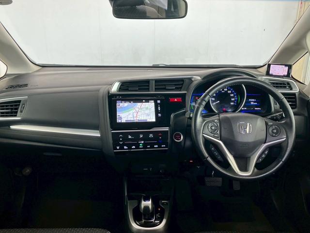 フィットハイブリッド Ｌパッケージ　４ＷＤ　１オーナー　純正ナビ　バックモニター　フロントカメラ　フルセグＴＶ　ＢＴ　クルーズコントロール　ＬＥＤヘッドライト　オートライト　衝突被害軽減ブレーキ　踏み間違い防止　サイドカーテンエアバッグ（2枚目）