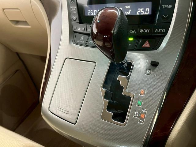 アルファード ２４０Ｇ　後期型　純正ナビ　バックモニター　フルセグＴＶ　Ｂｌｕｅｔｏｏｔｈ　両側電動スライドドア　パワーシート　オットマン　クルーズコントロール　クリアランスソナー　ＨＩＤヘッドライト　ドライブレコーダー（19枚目）