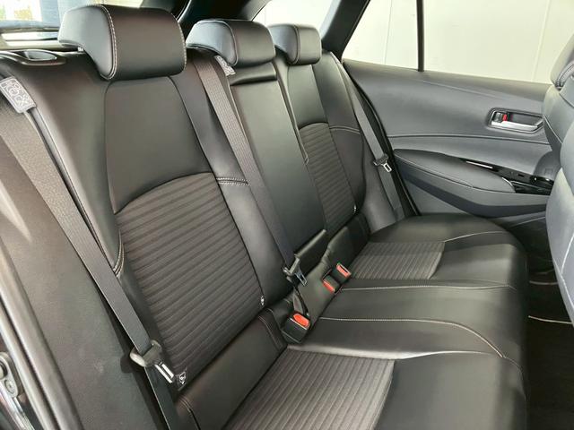 カローラツーリング ハイブリッド ダブルバイビー ワンオーナー モデリスタフルエアロ 10.5インチDPオーディオ ハーフレザー LEDヘッドライト バックカメラ 衝突軽減ブレーキ レーンキープアシスト AC100V電源 オートハイビーム ACC(33枚目)