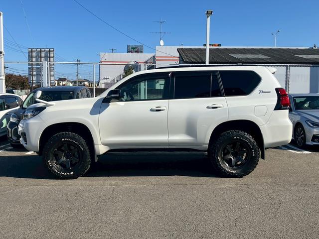 ランドクルーザープラド TX Lパッケージ 70thアニバーサリーリミテッド 1オーナー ムーンルーフ JAOSスキッププレート ガナドールマフラー RAYS18インチAW リフトアップ 9型ナビ バックカメラ シートヒーター 茶側シート LEDライト ACC セーフティセンス(5枚目)