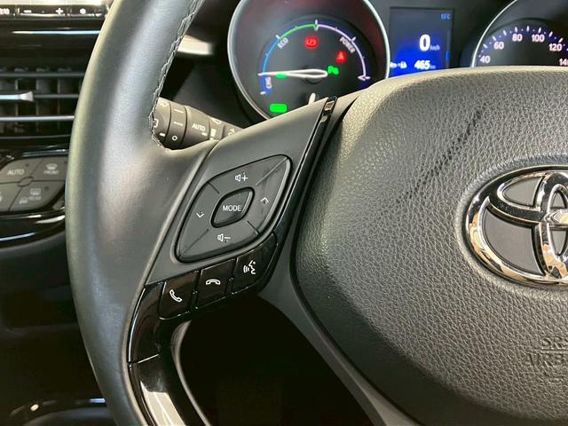 【ステアリングスイッチ】オーディオのボリュームの調節や、ラジオのチャンネルの変更、電話の受け取りなどを可能にします。運転中に目線を下げずに操作可能です。