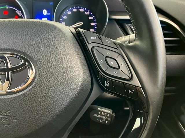 【ステアリングスイッチ】オーディオのボリュームの調節や、ラジオのチャンネルの変更、電話の受け取りなどを可能にします。運転中に目線を下げずに操作可能です。