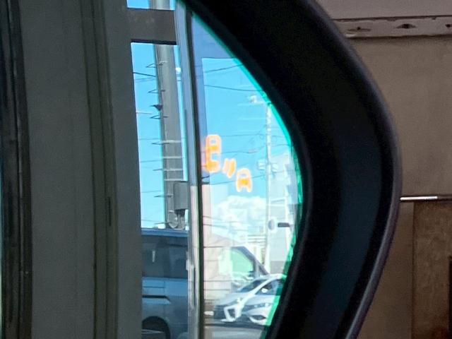 【ブラインドスポットモニター】ドライブ時に死角になっていて確認できないエリアの確認にも役立ち、事故の発生を防ぐ手助けをしてくれます。