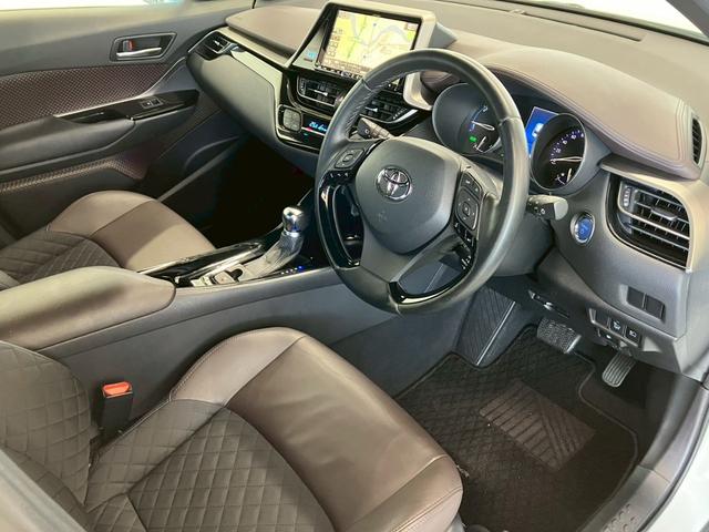 【フロントシート】使用頻度が高いからこそ気になるポイントの一つです。きれいな状態で目立つキズや汚れはありません。