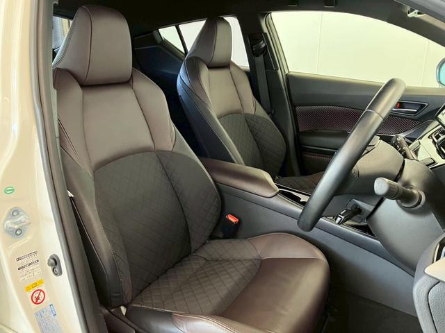 【フロントシート】使用頻度が高いからこそ気になるポイントの一つです。きれいな状態で目立つキズや汚れはありません。