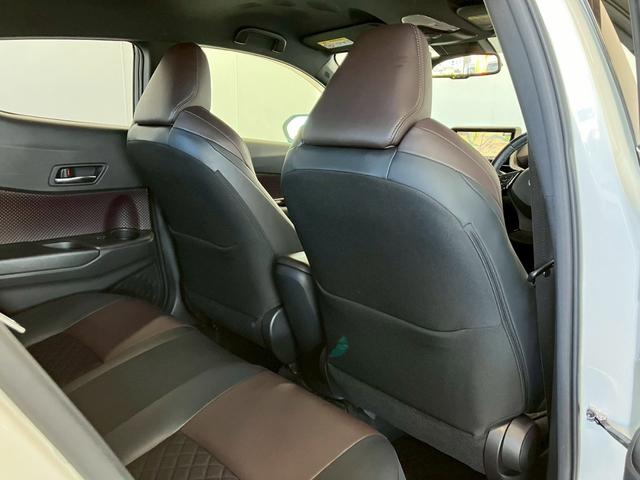 【リアシート】広々としているので後部座席の方も快適にドライブができます♪
