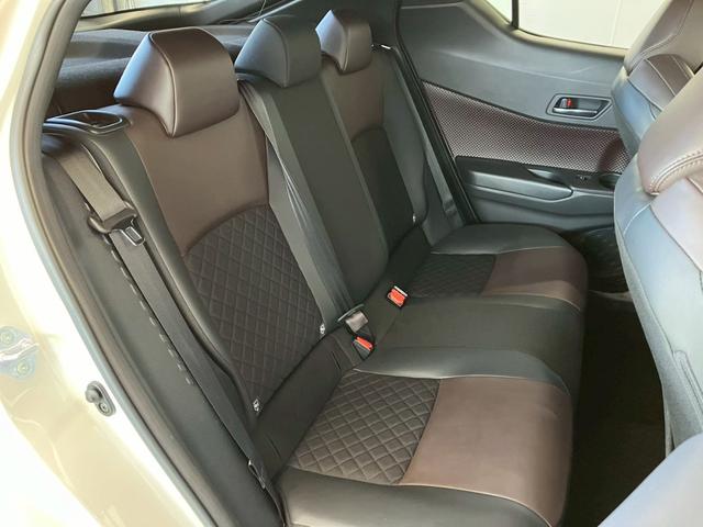 【リアシート】後部座席の方も快適にドライブができます♪