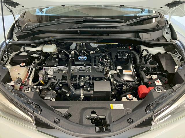 【エンジンルーム】不具合はなく良好な状態です。エンジンルームをきれいにしておくと万が一のトラブル時に点検しやすくなるので、日ごろからの清掃がおススメです。