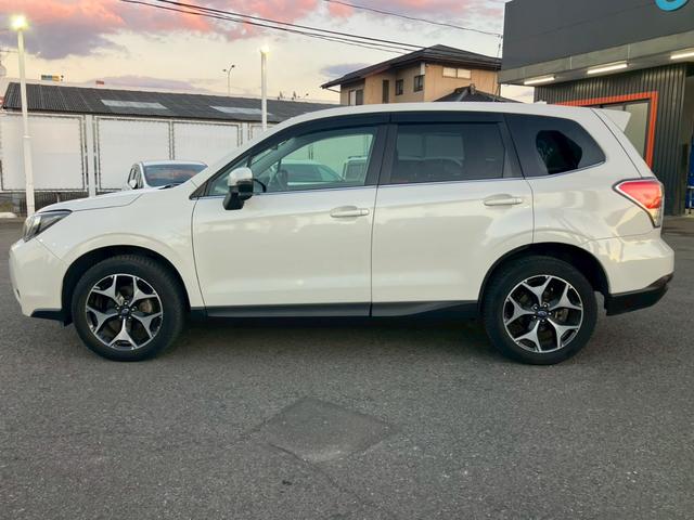 フォレスター Ｓ－リミテッド　ＡＣＣ　ＬＥＤヘッドライト　ステアリングレスポンシブヘッドランプ　パワーシート　７型ナビ　バックカメラ　フルセグ　Ｂｌｕｅｔｏｏｔｈ　ＣＤ　ＤＶＤ再生　シートヒーター　パワーシート　ハーフレザーシート（5枚目）