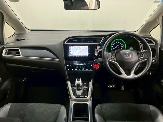 シャトル ハイブリッドＸ　ホンダセンシング　ＬＥＤヘッドライト　アダプティブクルコン　シートヒーター　ハーフレザー　ステリモ　純正ナビ　フルセグＴＶ　ＣＤ　ＤＶＤ　Ｂｌｕｅｔｏｏｔｈ　バックカメラ　純正ドラレコ　衝突軽減ブレーキ　レーンキープ（2枚目）