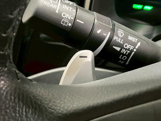 シャトル ハイブリッドＸ　ホンダセンシング　ＬＥＤヘッドライト　アダプティブクルコン　シートヒーター　ハーフレザー　ステリモ　純正ナビ　フルセグＴＶ　ＣＤ　ＤＶＤ　Ｂｌｕｅｔｏｏｔｈ　バックカメラ　純正ドラレコ　衝突軽減ブレーキ　レーンキープ（12枚目）