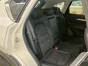 【リアシート】広々としているので後部座席の方も快適にドライブができます♪