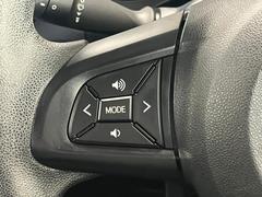 【ステアリングスイッチ】オーディオのボリュームの調節や、ラジオのチャンネルの変更、電話の受け取りなどを可能にします。運転中に目線を下げずに操作可能です。 5